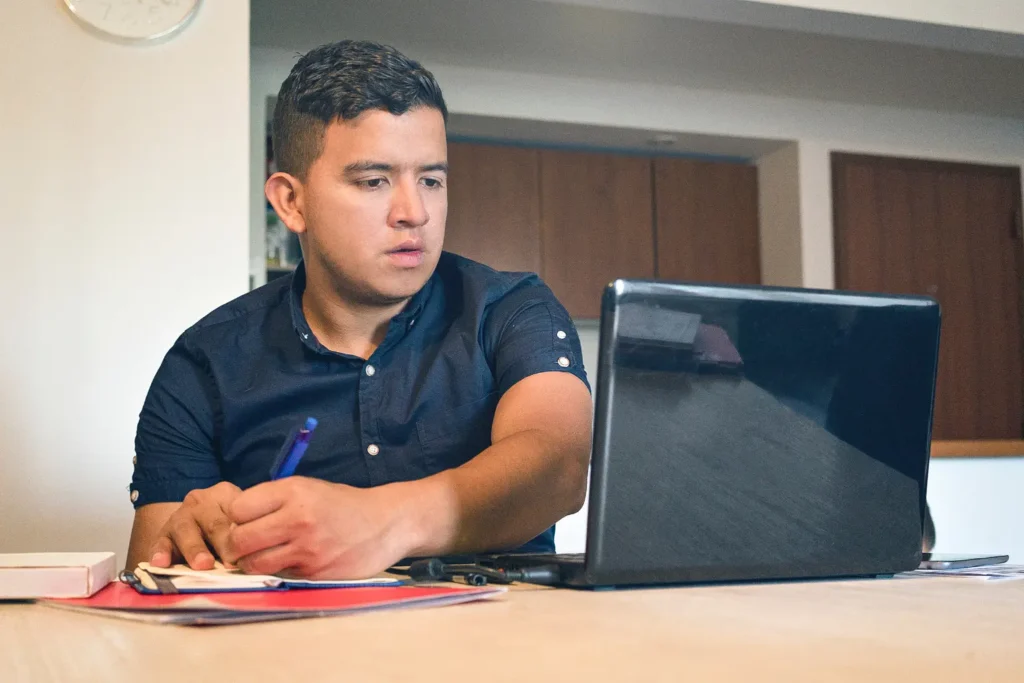 Donación a institución educativa y su impacto en deducciones de impuestos en Estados Unidos