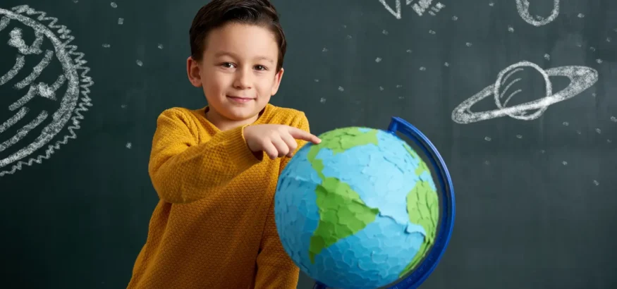 Persona latina estudiando inglés para mejorar oportunidades laborales y beneficios fiscales